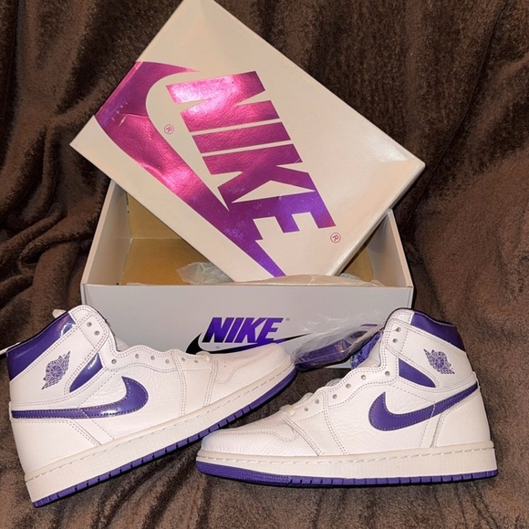 Nike Shoes - Nike High-Top Sneakers in White and Purple